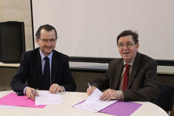 Signature de partenariat UIMM - INSA de Strasbourg A gauche : Bruno Russo, président de l'UIMM A droite : Marc Renner, directeur de l'INSA de Strasbourg Crédit photo : Céline Boulin